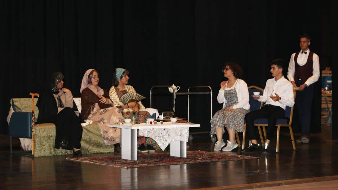 Hacı Fatma Erdemir Anadolu Lisesi Öğrencileri Tarafından Tiyatro Gösterisi Düzenlendi