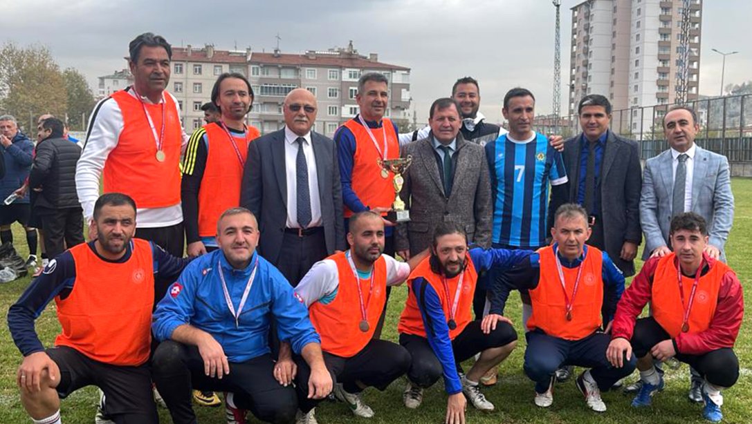 Kayseri'de Düzenlenen Öğretmenler Arası 100. Yıl Futbol Turnuvasında Kırşehir İl Millî Eğitim Müdürlüğü Takımı Şampiyon Oldu 