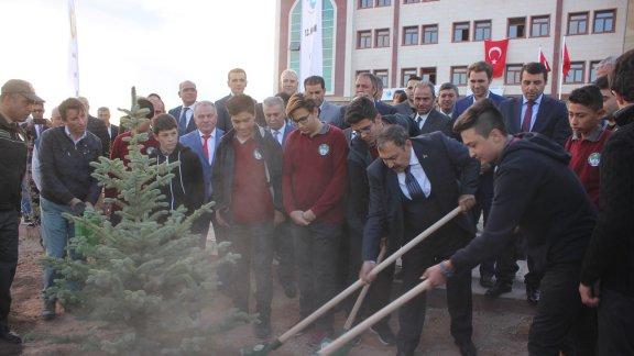 Orman ve Su İşleri Bakanı Veysel Eroğlu, Öğrencilerle Fidan Dikti.