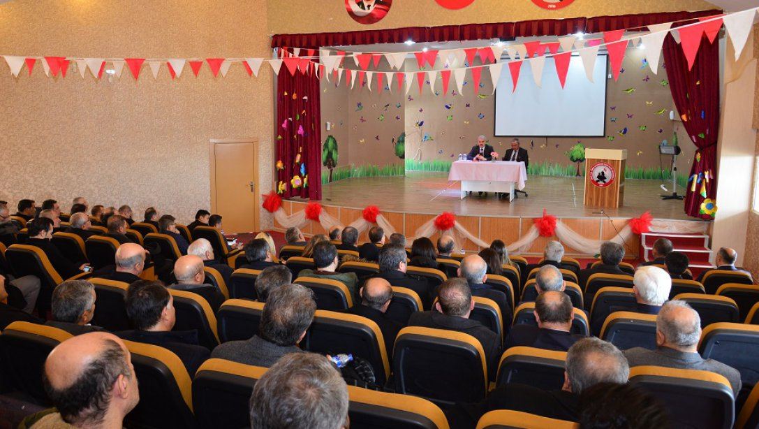 Valimiz Sayın İbrahim AKIN, Şehit Ömer Halisdemir İmam Hatip Ortaokulu'nda Okul Müdürleriyle Toplantı Yaptı.