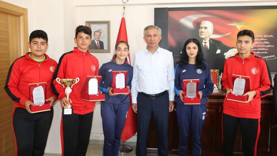 Okul Sporları Müsabakalarında Türkiye Derecesi Yapan Öğrencilerimize Plaket Takdim Edildi