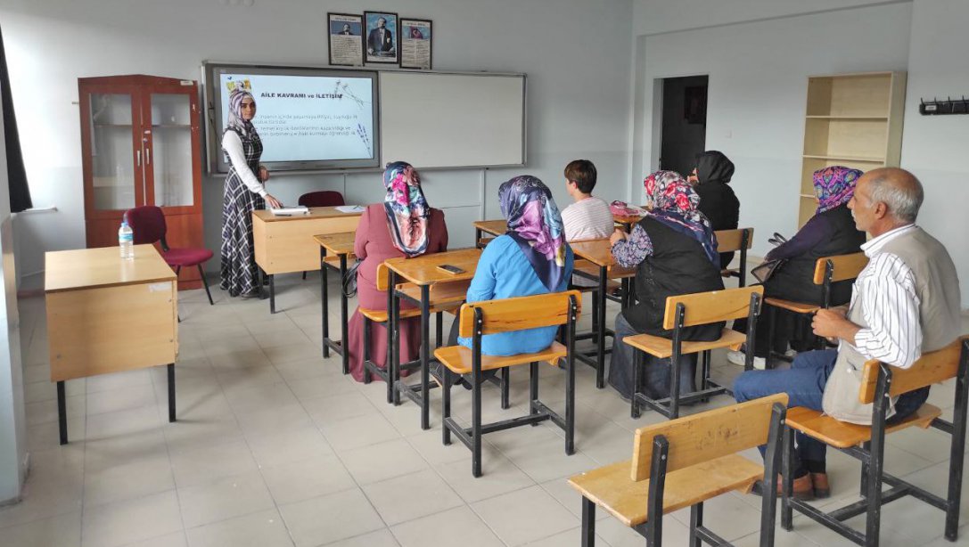 Kırşehir'de Aile Okulu Projesi Kapsamında 2 Bin 905 Aileye Eğitim Verildi