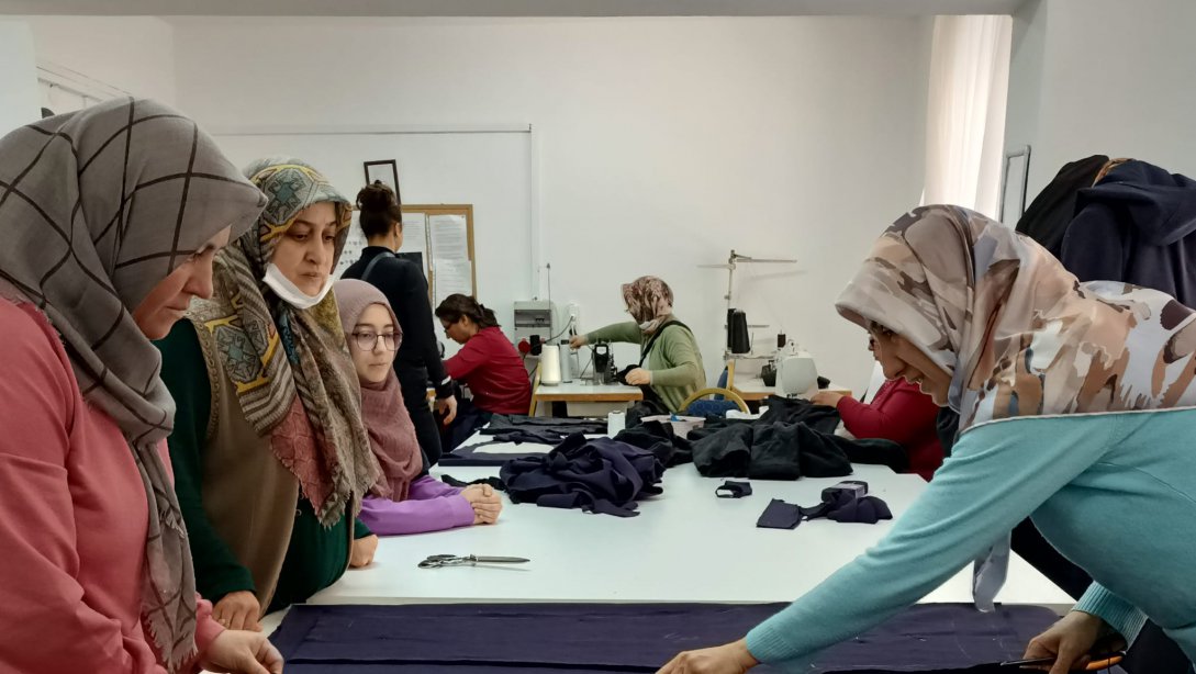Kırşehir Halk Eğitimi Merkezimiz Depremzede Vatandaşlarımız İçin Üretiyor