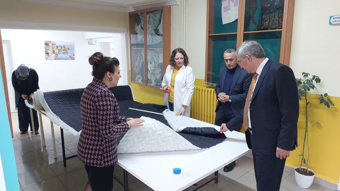 Kırşehir Halk Eğitimi Merkezimiz Depremden Etkilenen Vatandaşlarımız İçin Uyku Tulumu Üretiyor