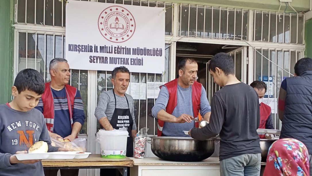 Hatay İskenderun'daki Seyyar Mutfak Ekibimiz Günlük Sıcak Yemek İkramına Devam Ediyor