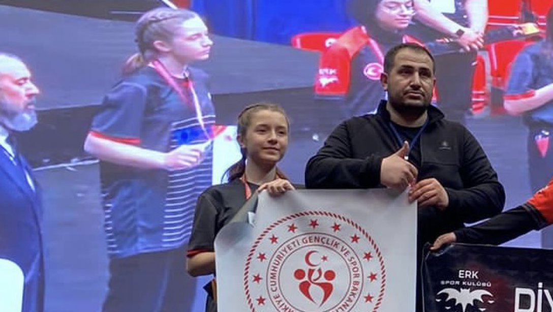 Kırşehir Merkez Yunus Emre Ortaokulu 7. Sınıf Öğrencisi Gülneva Yalçın Bilek Güreşi Türkiye Şampiyonu Oldu