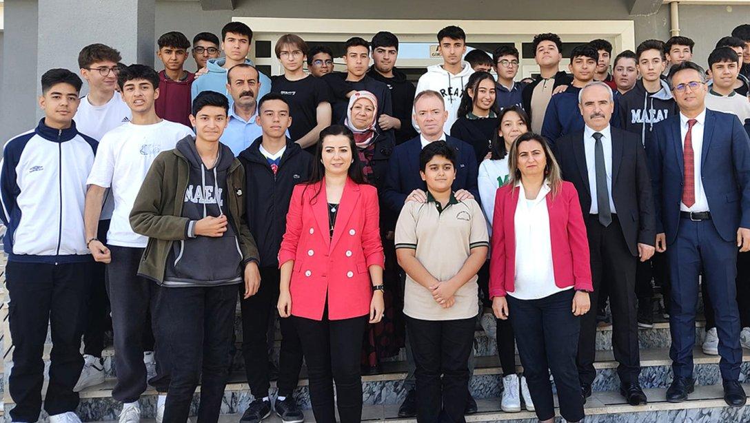 İl Millî Eğitim Müdürümüz, Mehmet Akif Ersoy Anadolu Lisesinde Düzenlenen Cumhuriyetimizin 100. Yılı Konulu Resim Sergisine Katıldı