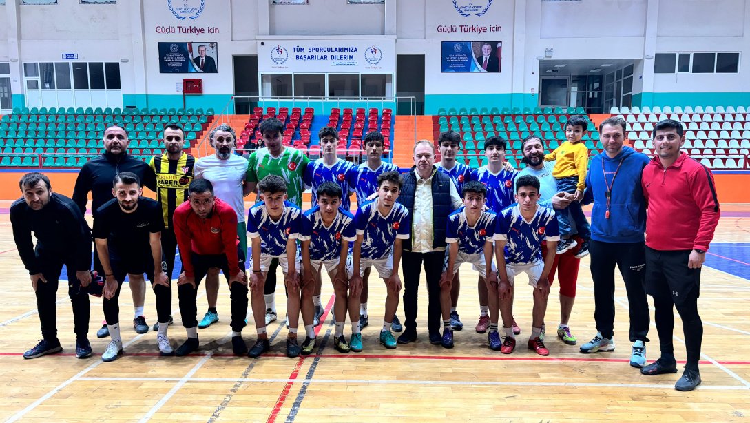 İl Millî Eğitim Müdürümüzden Futsal Gençler Türkiye Yarı Finallerinde İlimizi Temsil Edecek Olan Futsal Takımına Moral Ziyareti