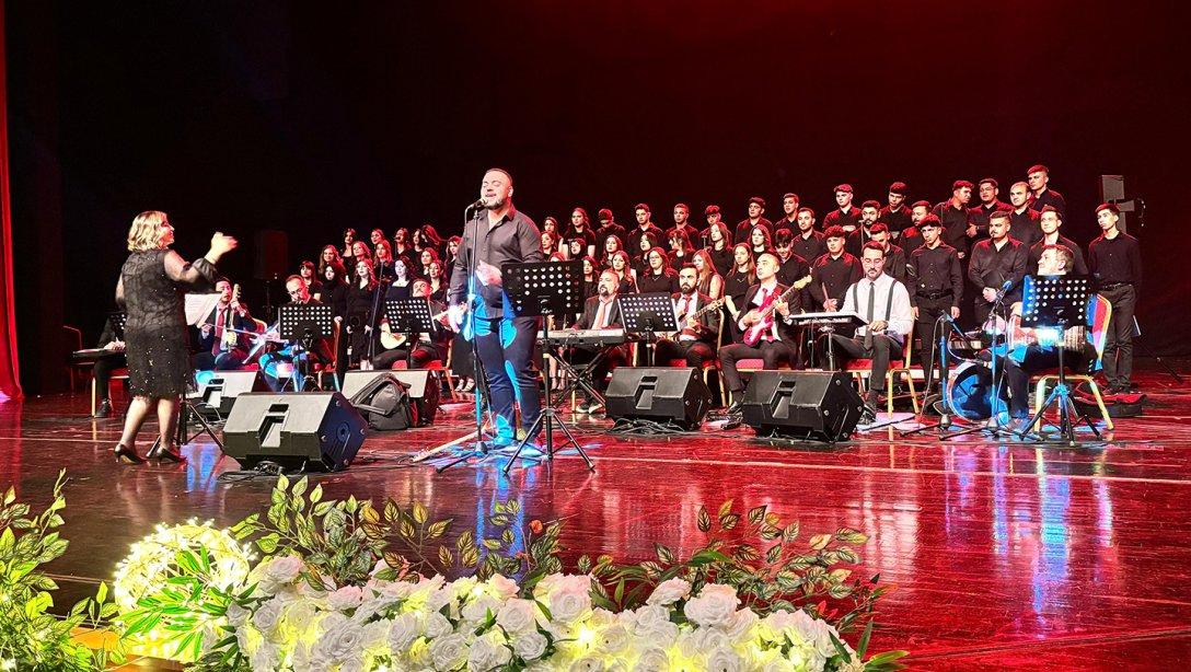 Kırşehir Neşet Ertaş Güzel Sanatlar Lisesi Öğrencileri, Unutulmaz Bir Konserle Halk Müziği Ziyafeti Sundu