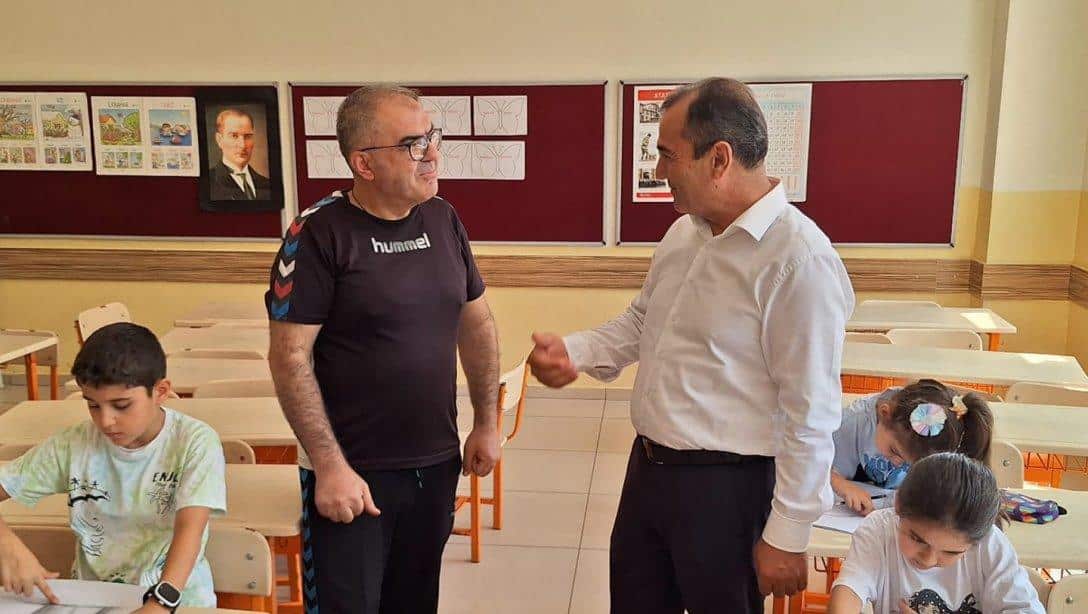 İl Millî Eğitim Müdür Vekili Sayın Halil İman, 30 Ağustos Zafer İlkokulunda Yaz Okulu Kapsamında Açılan Kursları Ziyaret Etti