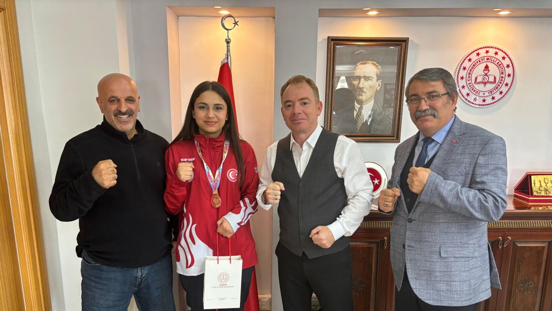 Muay Thai Dünya Üçüncüsü Öğrencimizden İl Millî Eğitim Müdürümüze Ziyaret